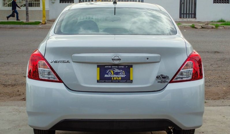 Nissan Versa 2018 lleno