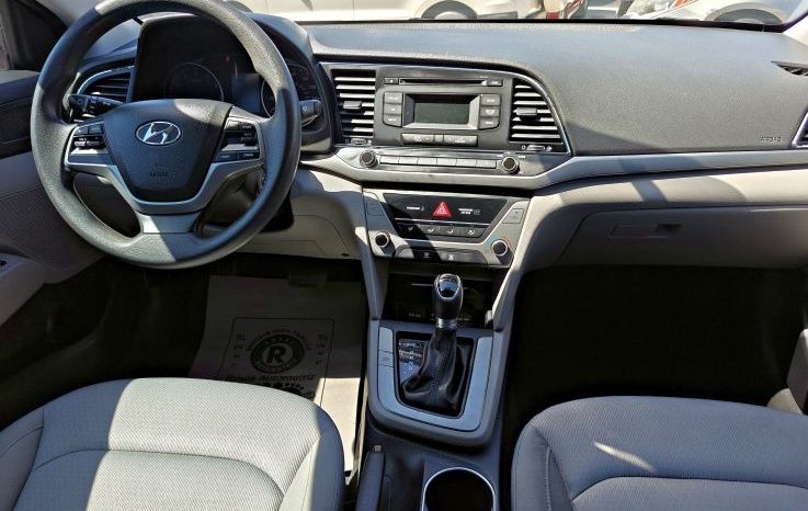 Hyundai Elantra 2017 lleno