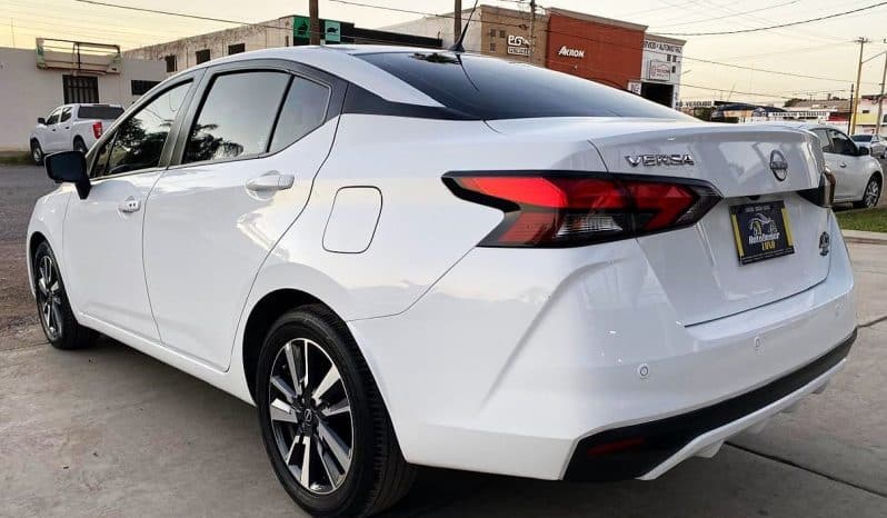Nissan Versa 2024 lleno