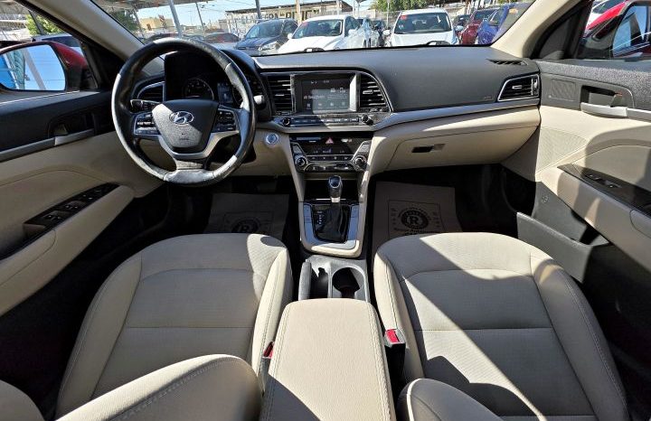 Hyundai Elantra 2017 lleno