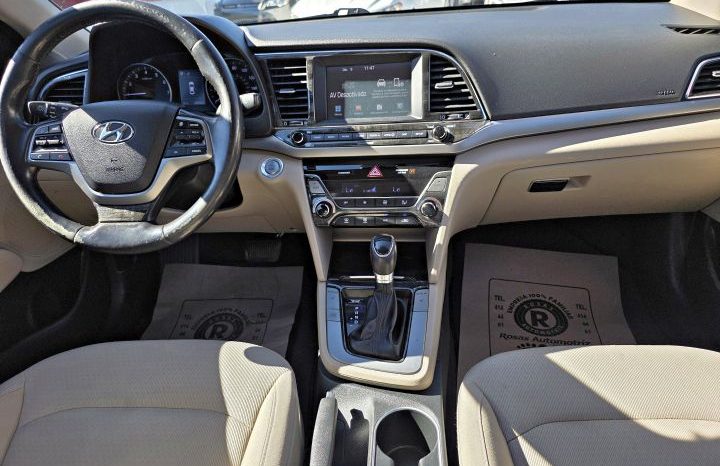 Hyundai Elantra 2017 lleno