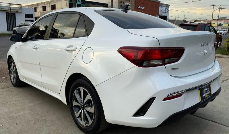 Kia Rio 2023 lleno