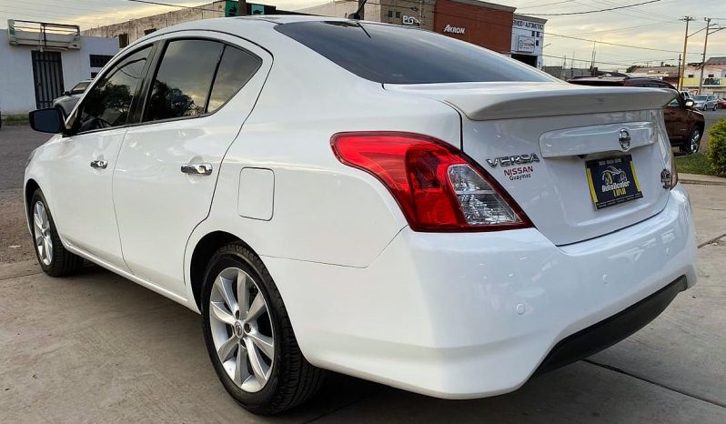 Nissan Versa 2018 lleno