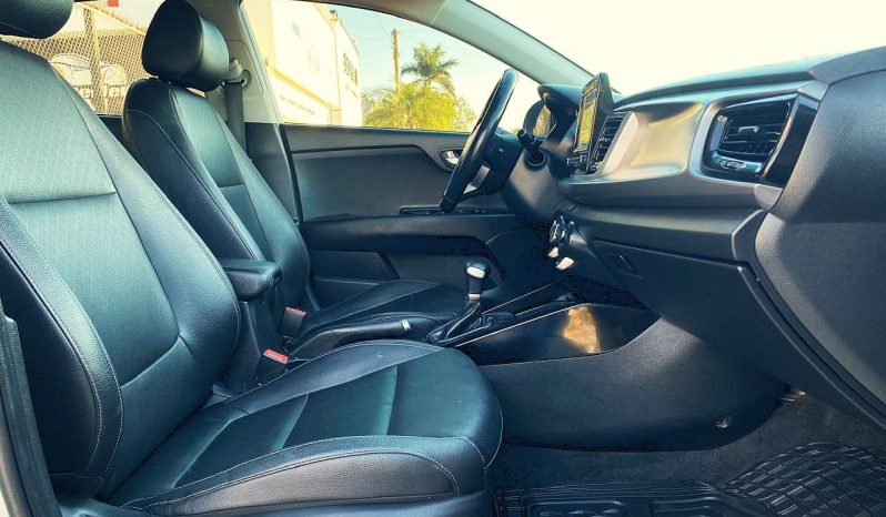Kia Rio 2023 lleno