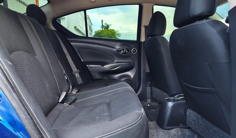 Nissan Versa 2018 lleno